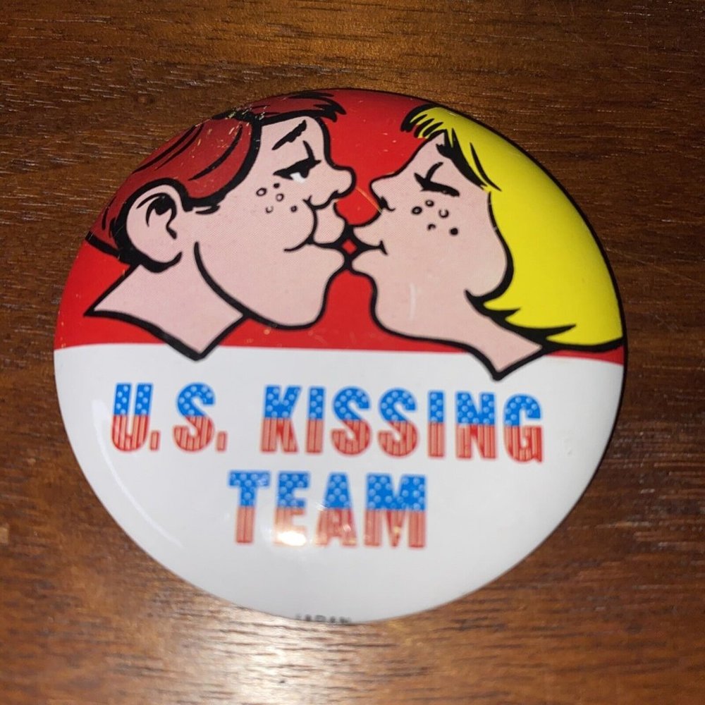 Vintage Topps Batty Button Pin 70s U.S. Kissing Team Girl Boy